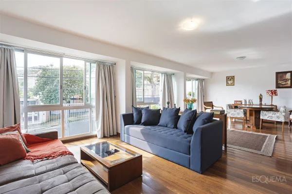 Casa semitérrea com jardim de inverno em rua tranquila