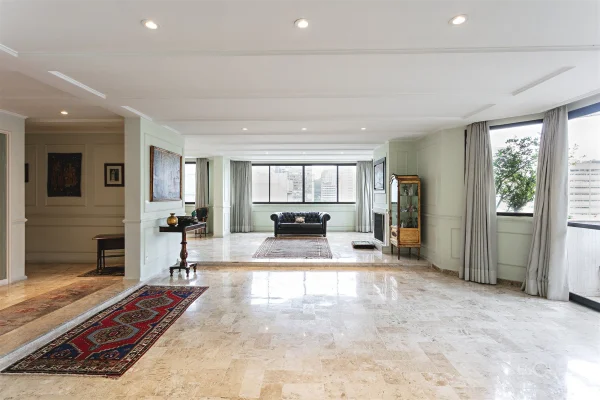 Apartamento de 247 m² com planta versátil próximo à Rua Oscar Freire