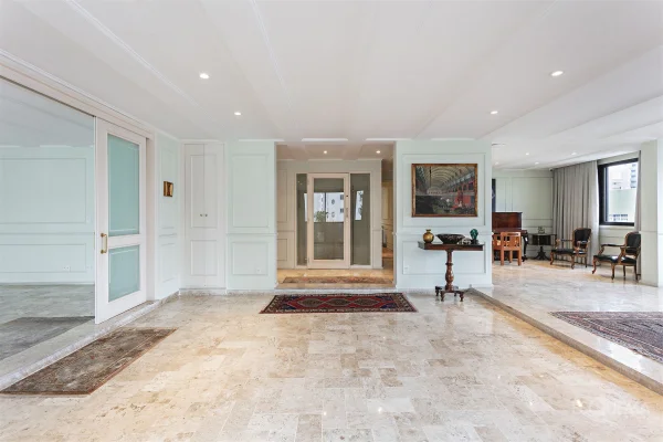 Apartamento de 247 m² com planta versátil próximo à Rua Oscar Freire