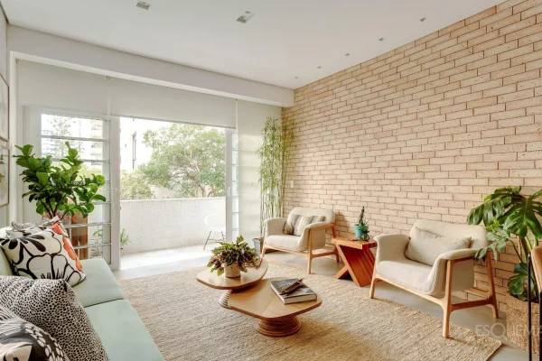 Apartamento reformado com varanda e vista para o verde em Pinheiros