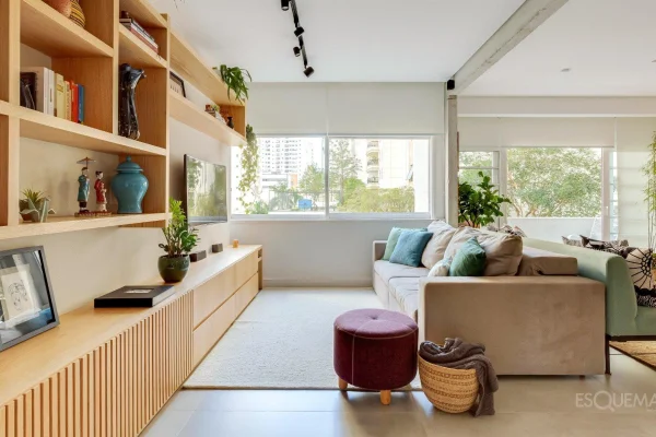 Apartamento reformado com varanda e vista para o verde em Pinheiros