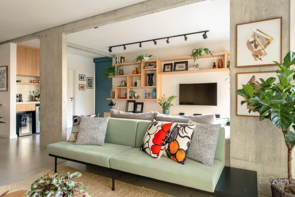 Apartamento reformado com varanda e vista para o verde em Pinheiros