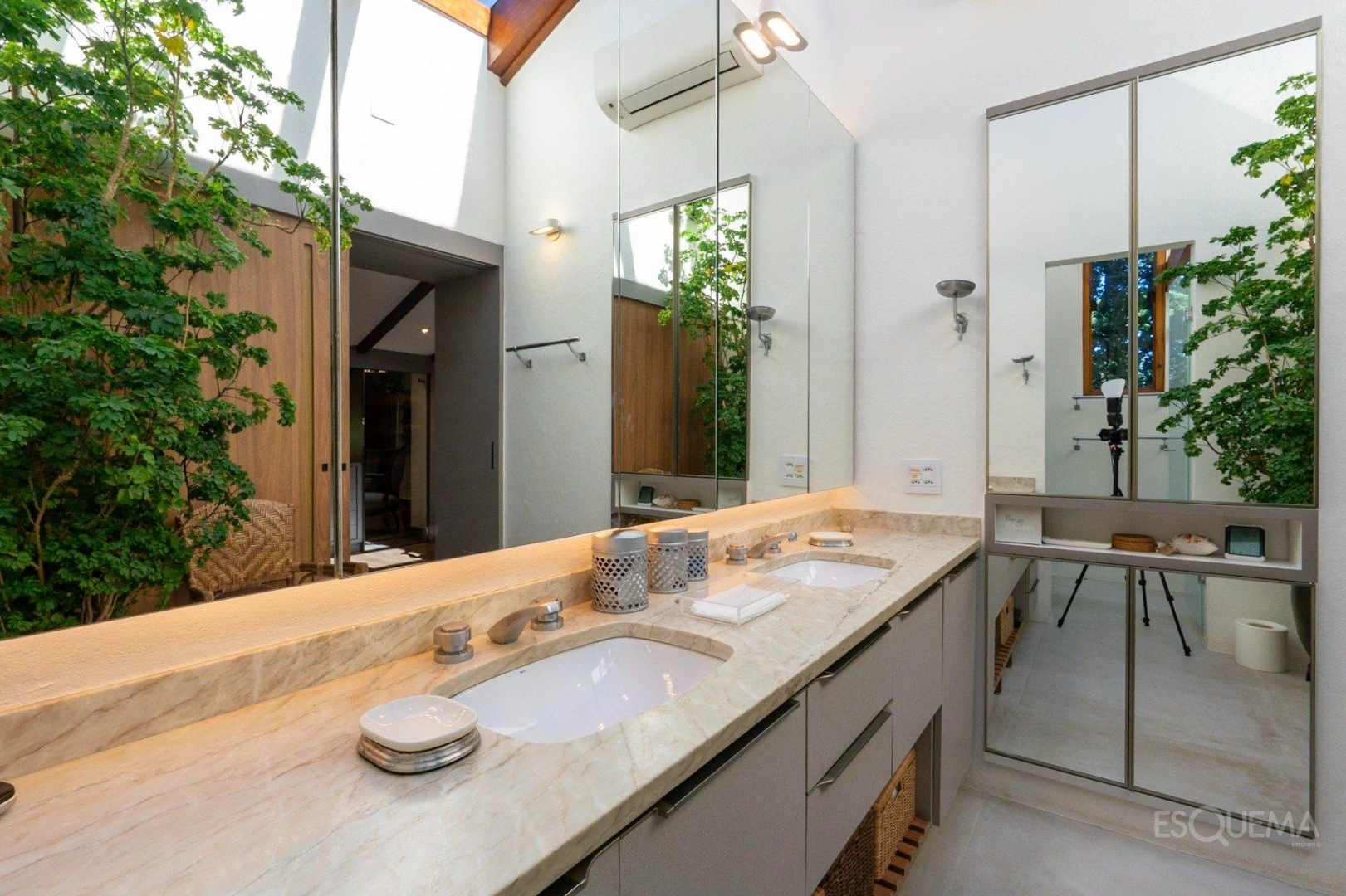 Casa com arquitetura atemporal, rodeado por verde no Jardim Guedala - Imagem 11
