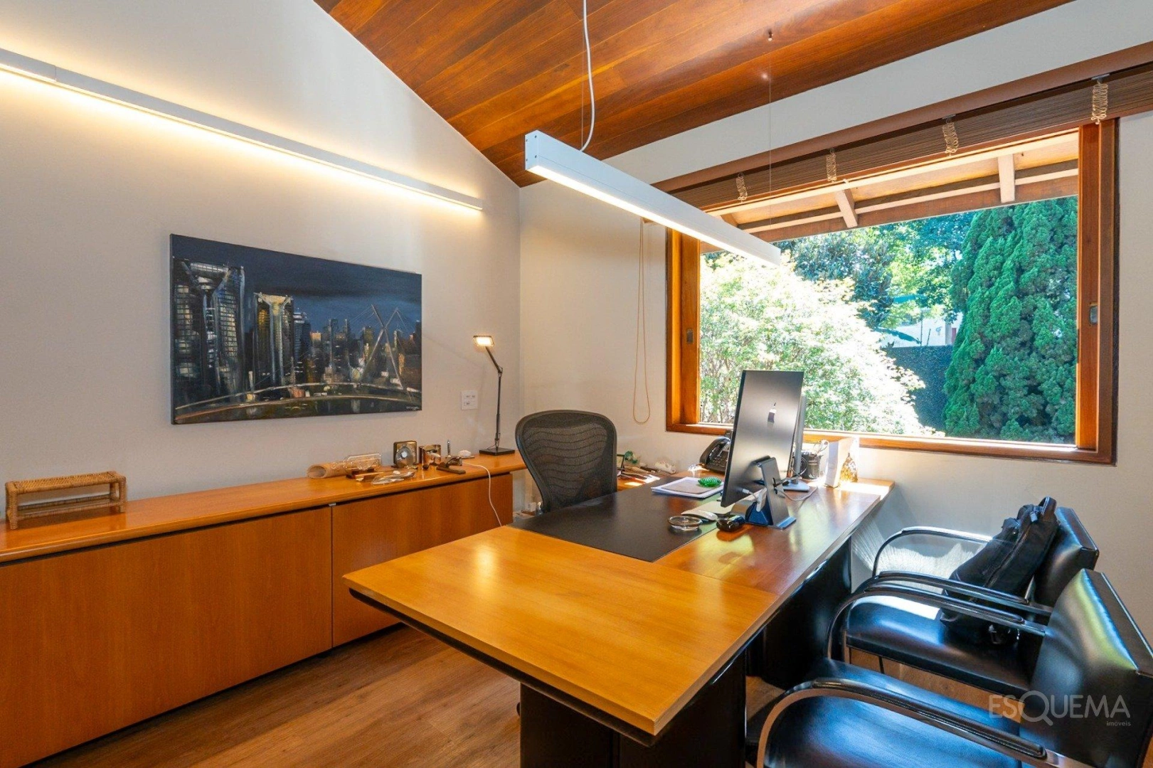 Casa com arquitetura atemporal, rodeado por verde no Jardim Guedala - Imagem 12