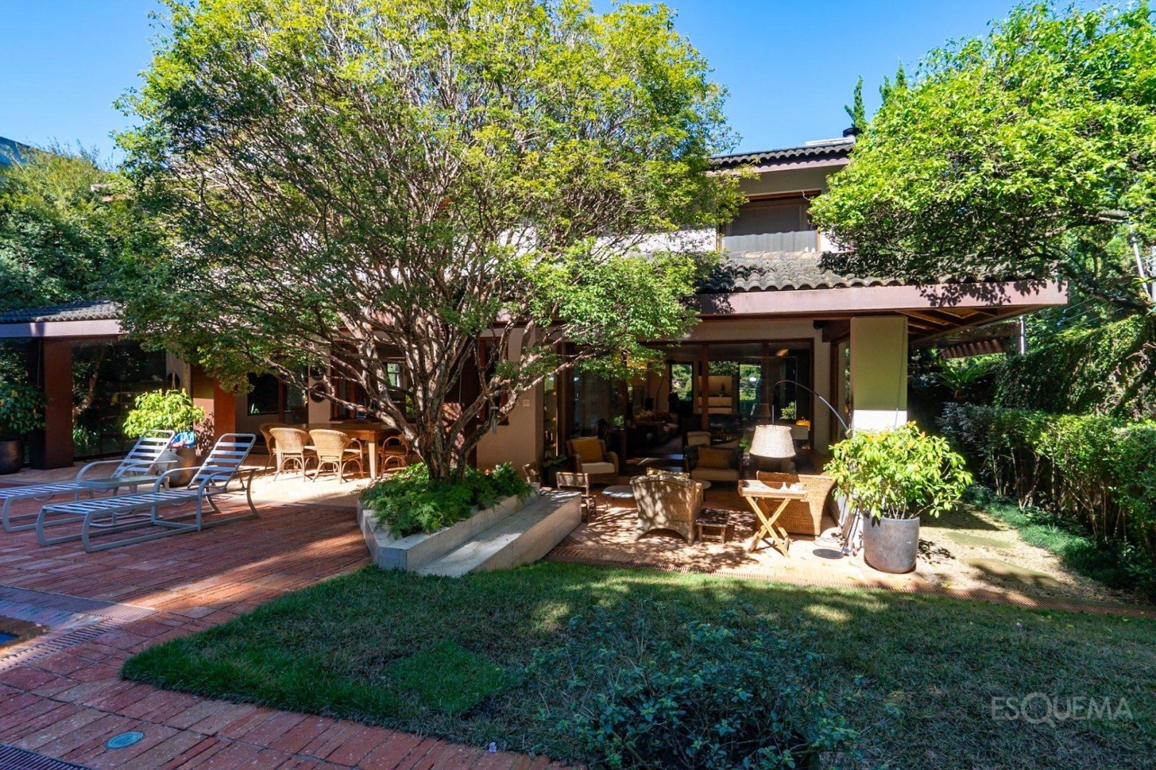 Casa com arquitetura atemporal, rodeado por verde no Jardim Guedala - Imagem 14