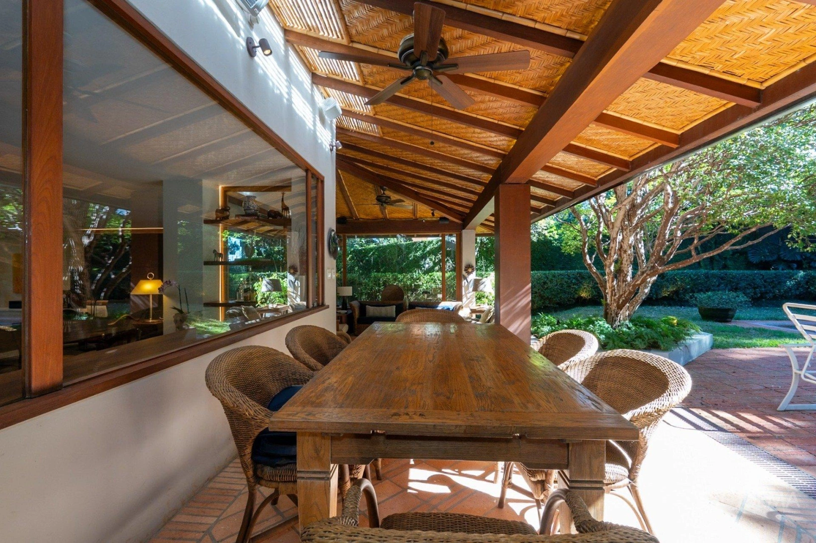 Casa com arquitetura atemporal, rodeado por verde no Jardim Guedala - Imagem 15