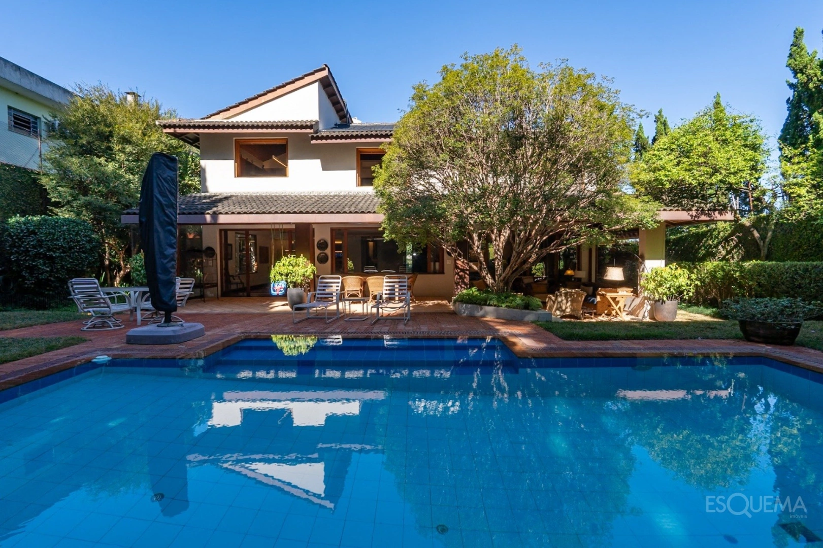 Casa com arquitetura atemporal, rodeado por verde no Jardim Guedala - Imagem 1