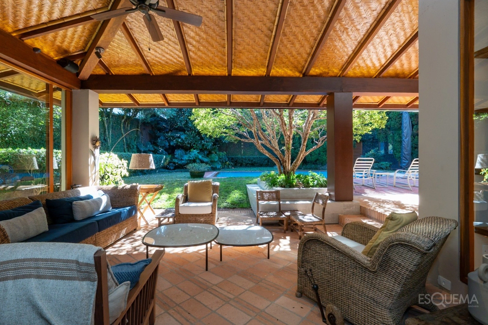 Casa com arquitetura atemporal, rodeado por verde no Jardim Guedala - Imagem 2