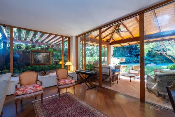 Casa com arquitetura atemporal, rodeado por verde no Jardim Guedala
