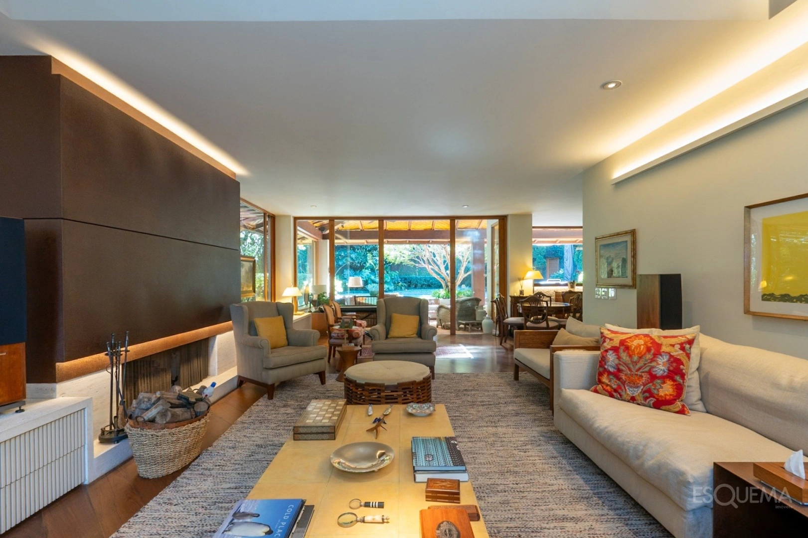Casa com arquitetura atemporal, rodeado por verde no Jardim Guedala - Imagem 4
