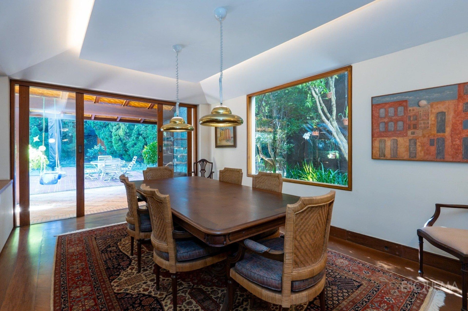 Casa com arquitetura atemporal, rodeado por verde no Jardim Guedala - Imagem 6