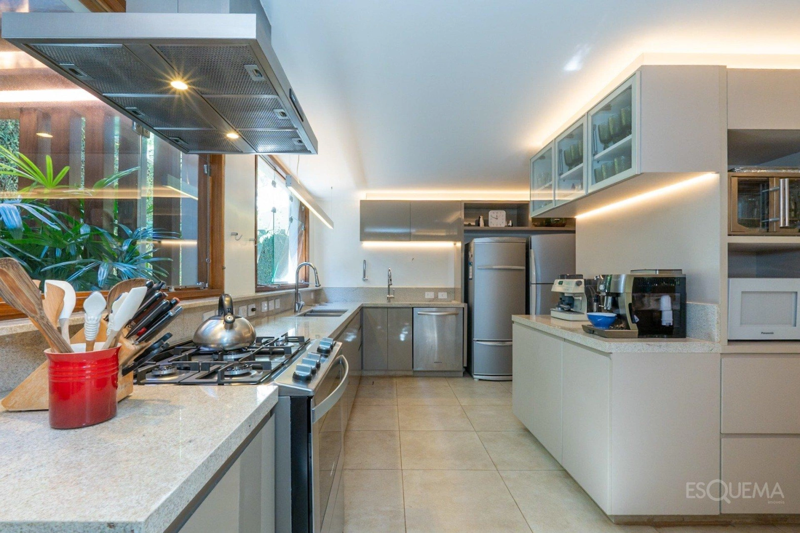 Casa com arquitetura atemporal, rodeado por verde no Jardim Guedala - Imagem 7
