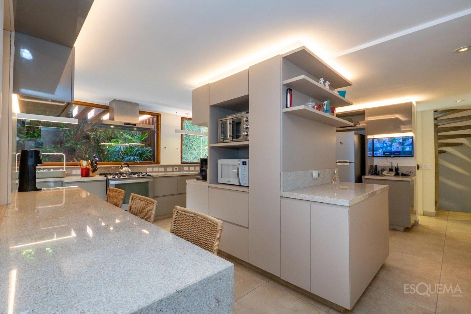 Casa com arquitetura atemporal, rodeado por verde no Jardim Guedala - Imagem 8