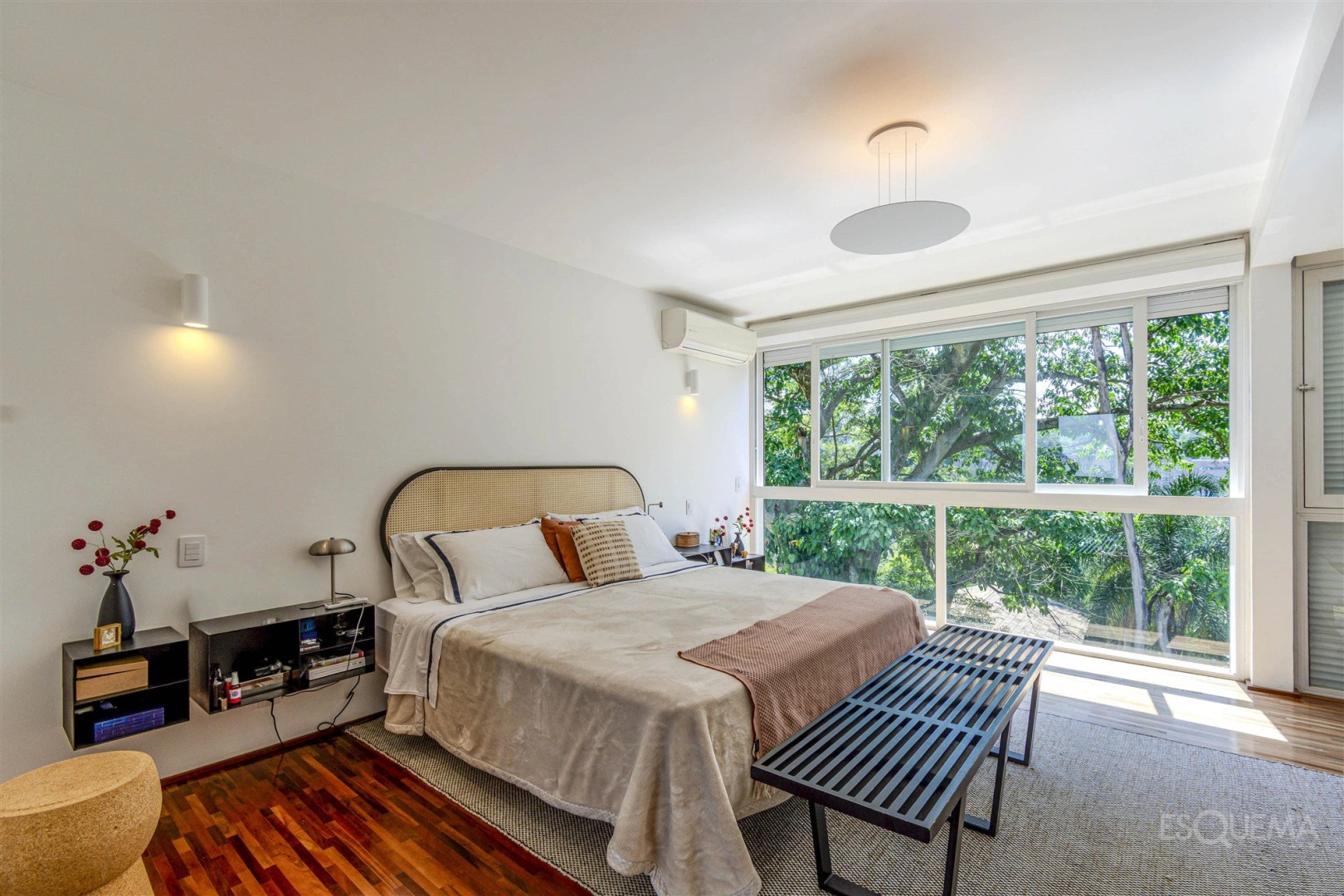 Casa reformada com 3 suítes e jardim com piscina - Imagem 10