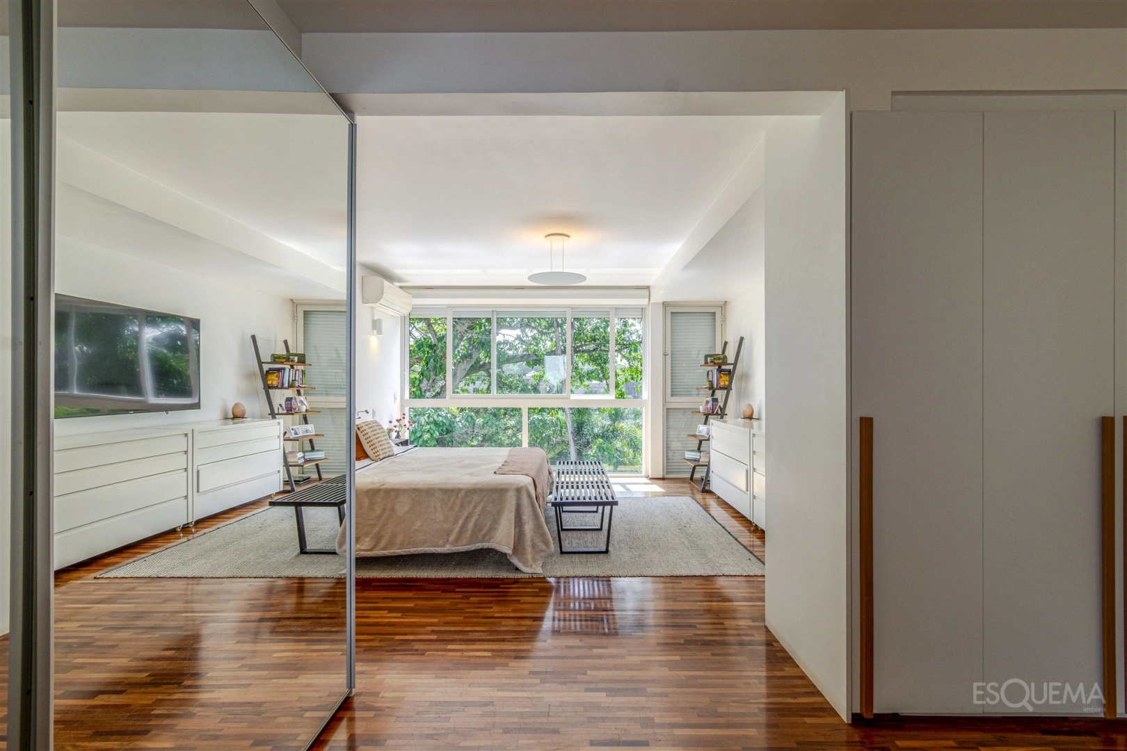 Casa reformada com 3 suítes e jardim com piscina - Imagem 11