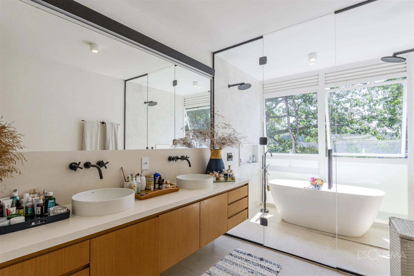 Casa reformada com 3 suítes e jardim com piscina - Imagem 12