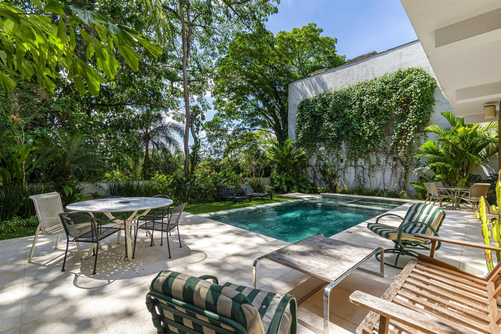 Casa reformada com 3 suítes e jardim com piscina - Imagem 14