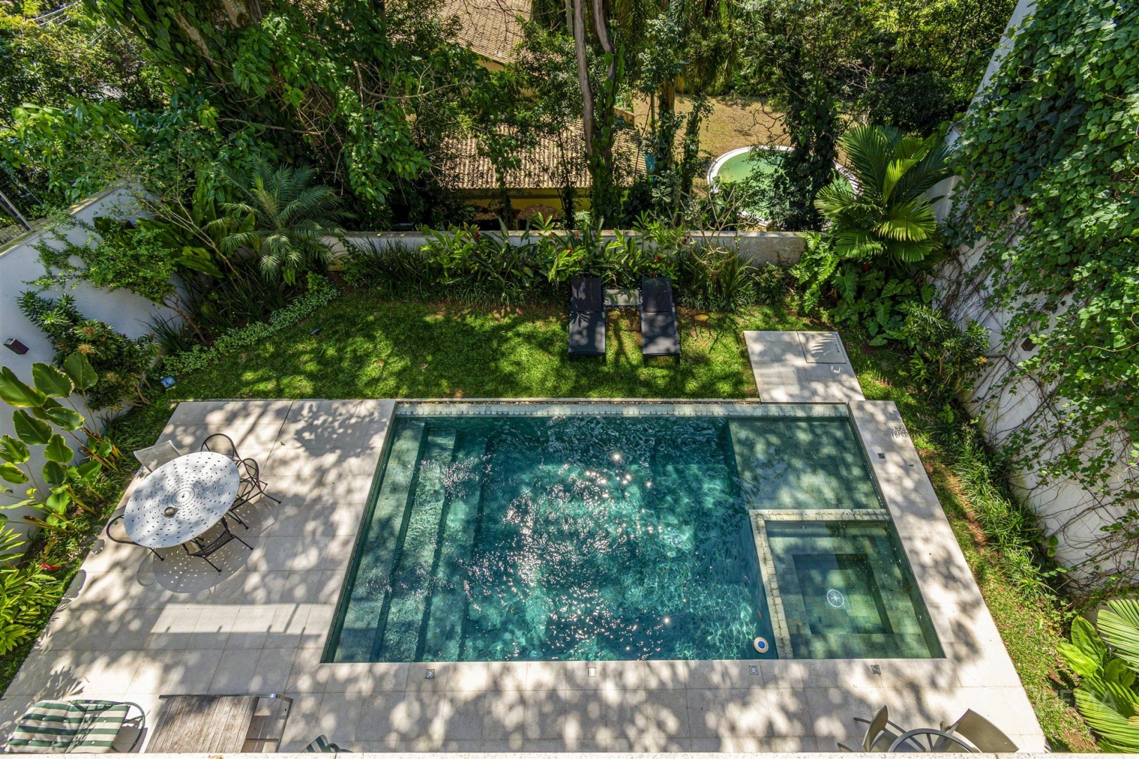 Casa reformada com 3 suítes e jardim com piscina - Imagem 15