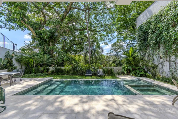 Casa reformada com 3 suítes e jardim com piscina