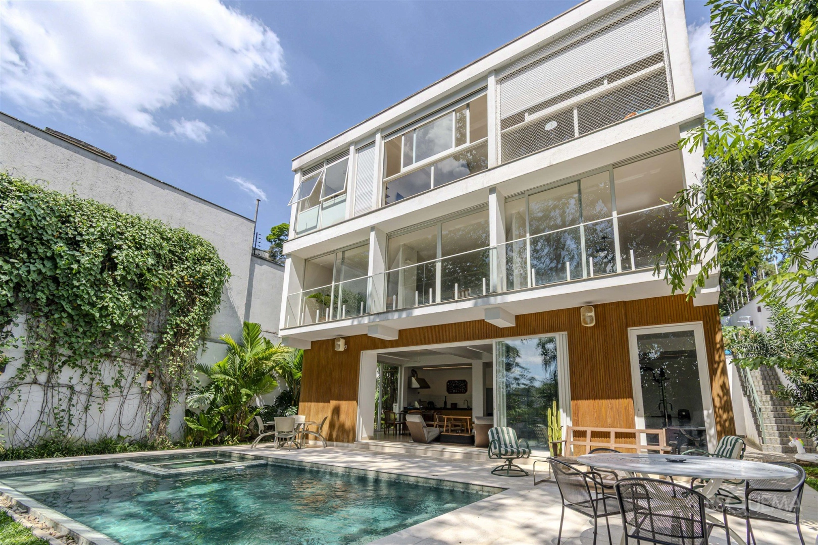 Casa reformada com 3 suítes e jardim com piscina - Imagem 2