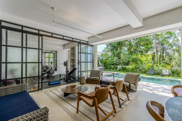 Casa reformada com 3 suítes e jardim com piscina