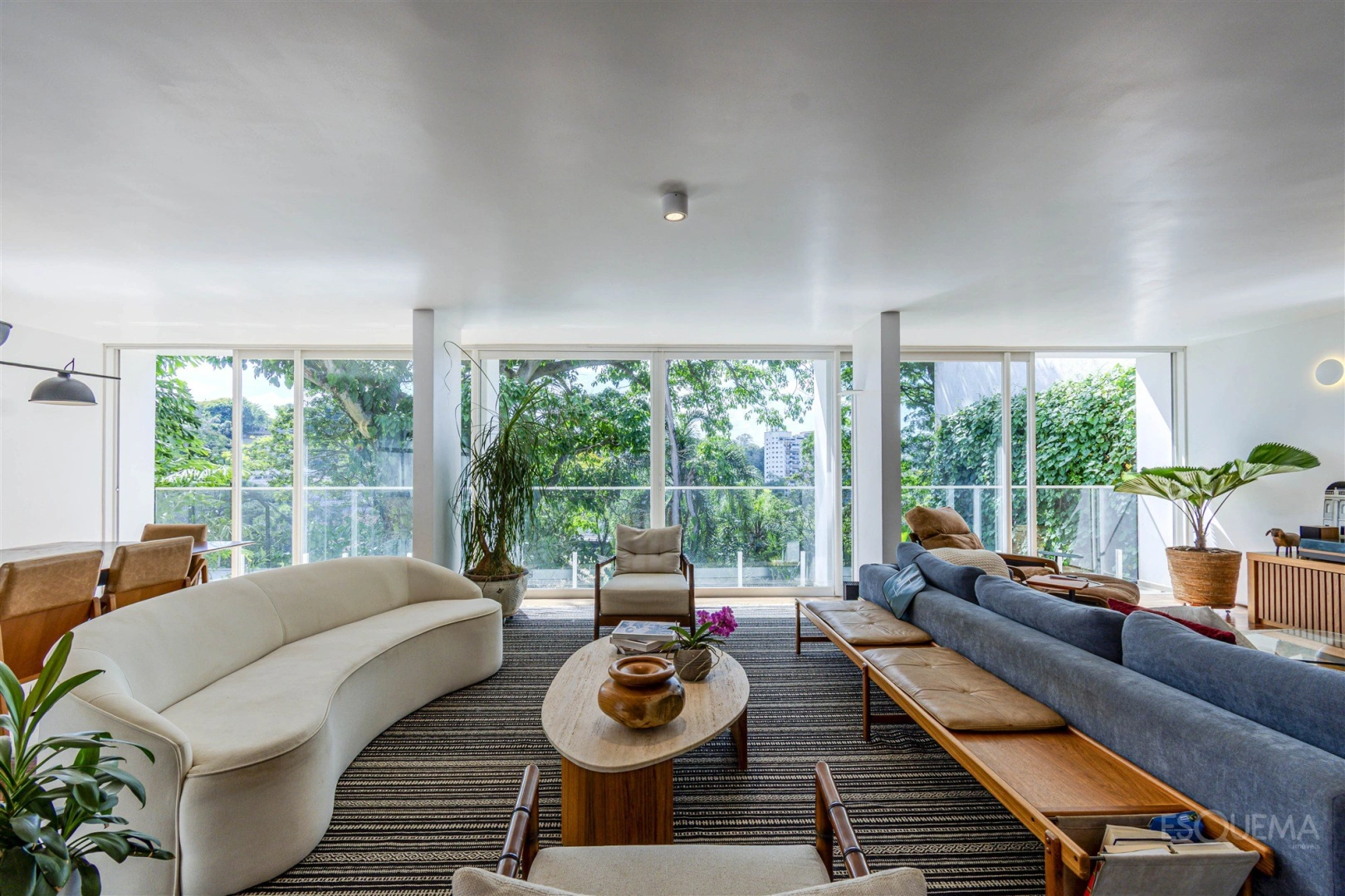 Casa reformada com 3 suítes e jardim com piscina - Imagem 5