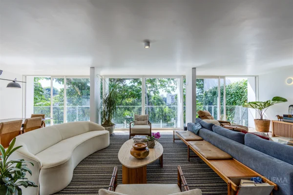 Casa reformada com 3 suítes e jardim com piscina