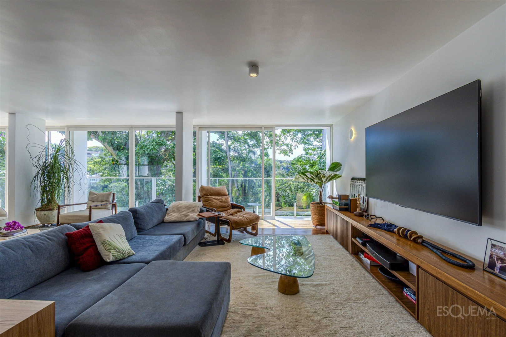 Casa reformada com 3 suítes e jardim com piscina - Imagem 6