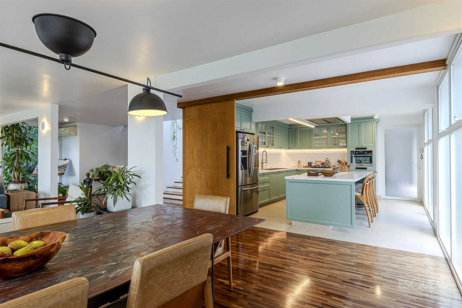 Casa reformada com 3 suítes e jardim com piscina - Imagem 8