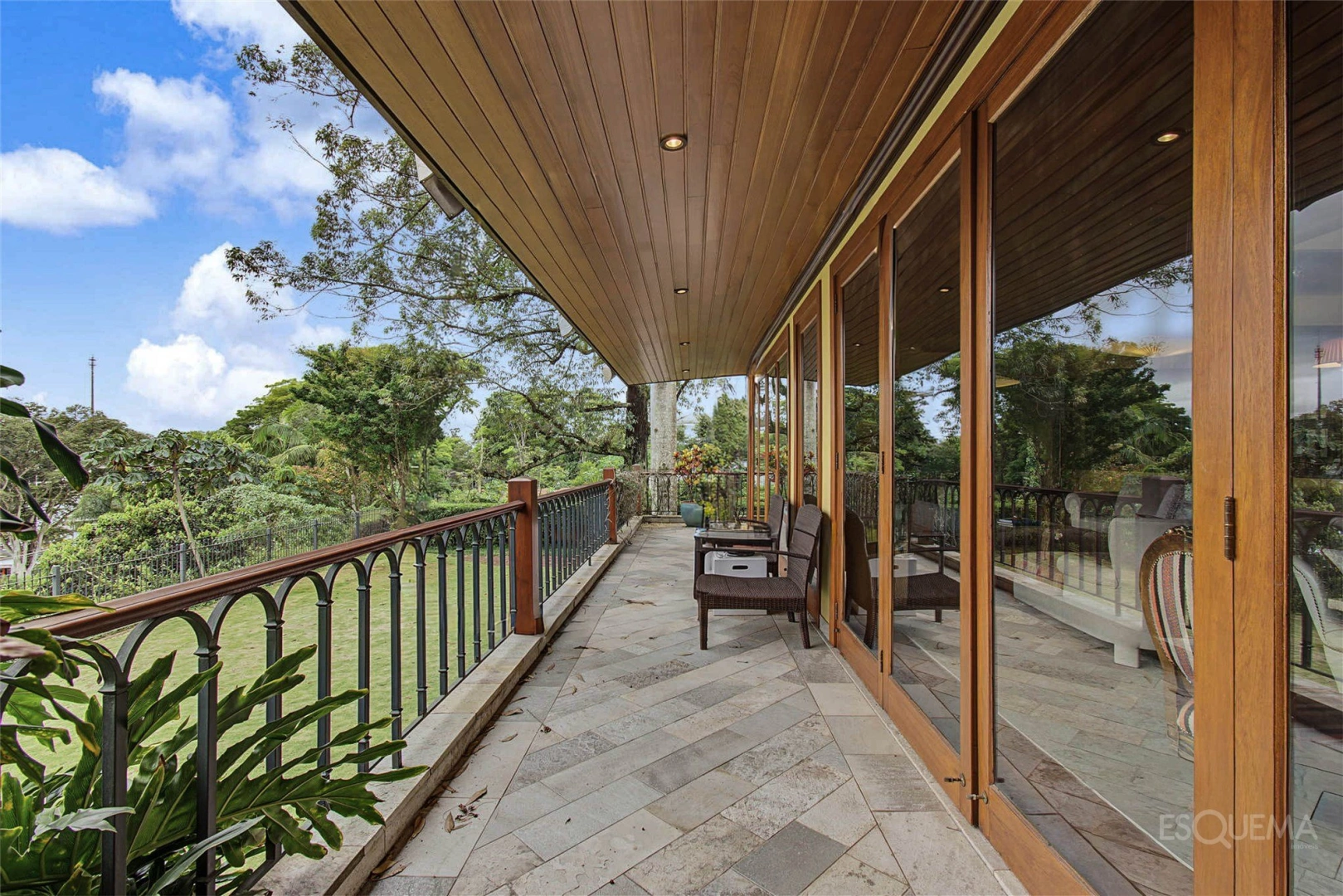 Casa com projeto de Rosana Collet, jardim e área de lazer - Imagem 15