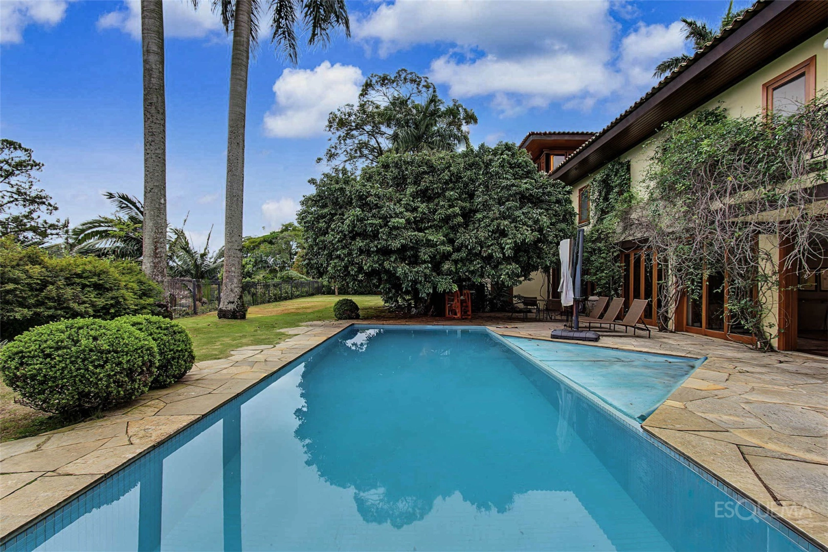 Casa com projeto de Rosana Collet, jardim e área de lazer - Imagem 1
