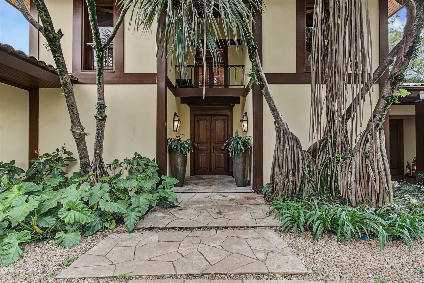 Casa com projeto de Rosana Collet, jardim e área de lazer - Imagem 2