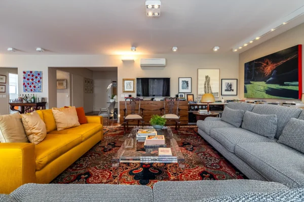 Apartamento modernista reformado na parte baixa dos Jardins