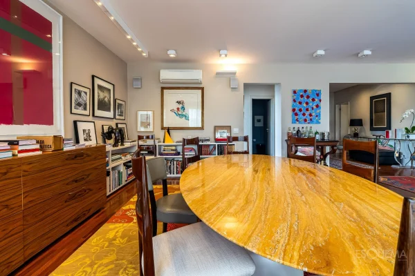 Apartamento modernista reformado na parte baixa dos Jardins