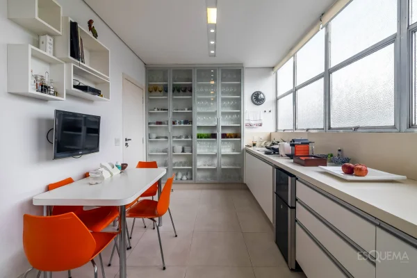 Apartamento modernista reformado na parte baixa dos Jardins