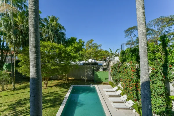 Casa com amplo jardim em terreno de 1.220 m² no Cidade Jardim