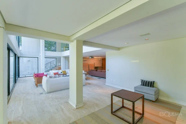 Casa com amplo jardim em terreno de 1.220 m² no Cidade Jardim