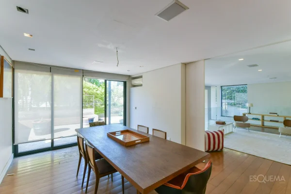 Casa com amplo jardim em terreno de 1.220 m² no Cidade Jardim