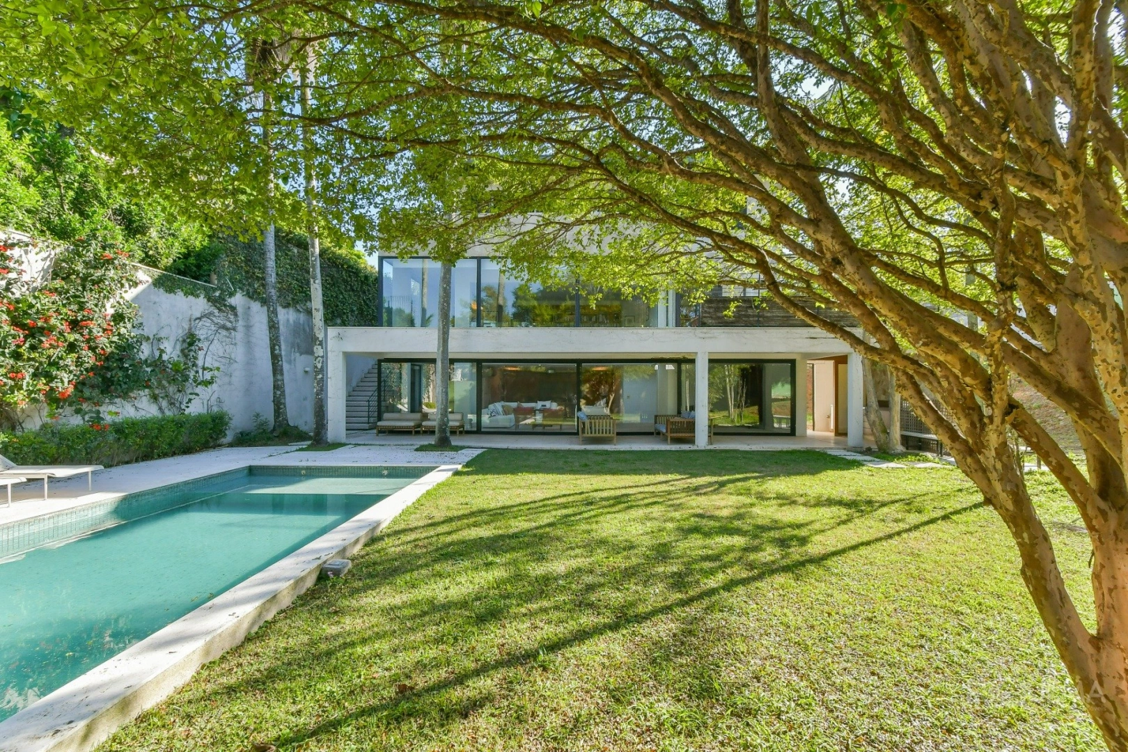Casa com amplo jardim em terreno de 1.220 m² no Cidade Jardim - Imagem 8