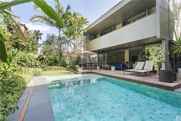 Casa com piscina, jardim e espaço gourmet