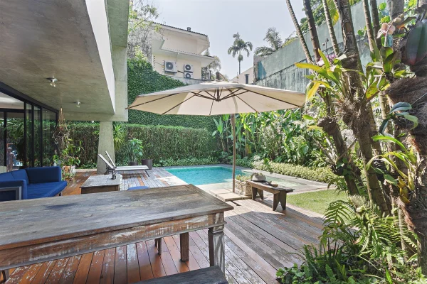 Casa com piscina, jardim e espaço gourmet