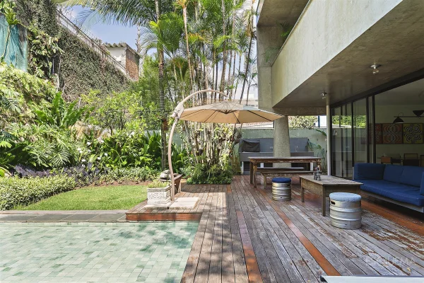 Casa com piscina, jardim e espaço gourmet