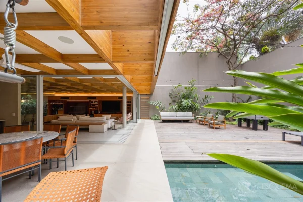 Casa de Giovana Giosa e Amanda Castro com piscina aquecida no Jardim Paulista