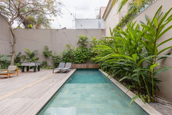 Casa de Giovana Giosa e Amanda Castro com piscina aquecida no Jardim Paulista