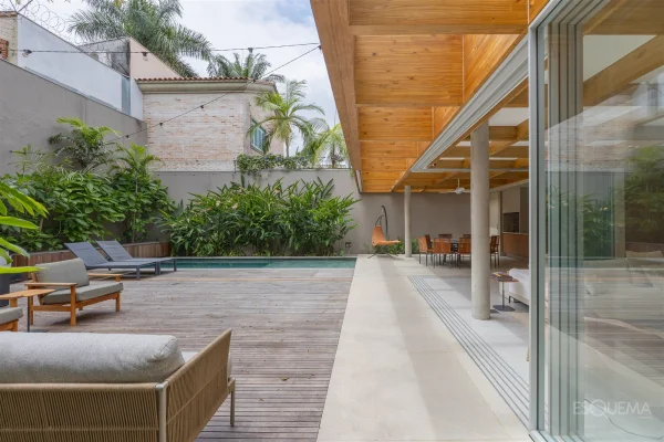 Casa de Giovana Giosa e Amanda Castro com piscina aquecida no Jardim Paulista