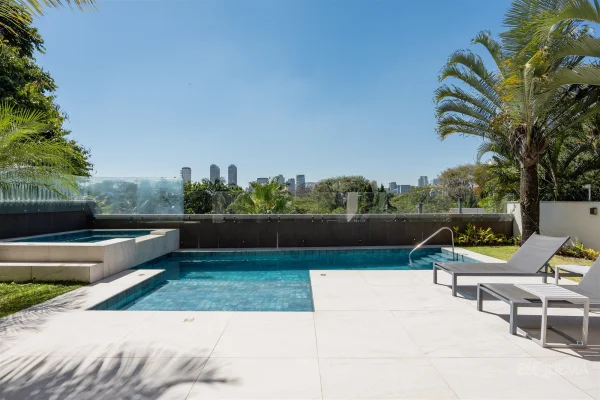 Casa reformada com vista privilegiada no Cidade Jardim