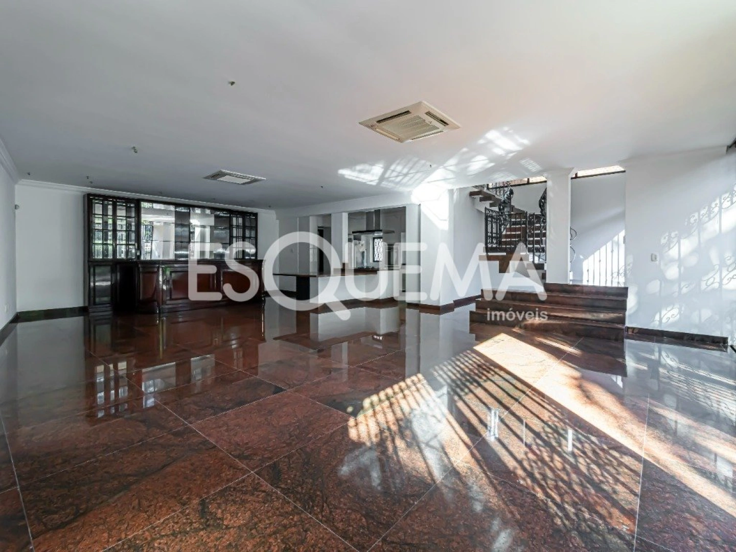 Casa com arquitetura contemporânea no Jardim América - Imagem 11