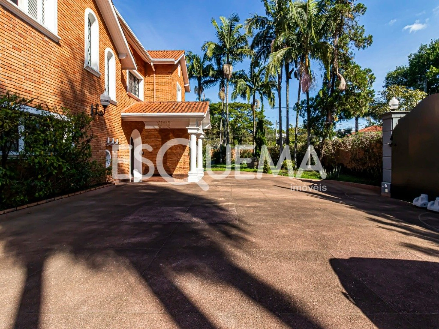 Casa com arquitetura contemporânea no Jardim América - Imagem 12