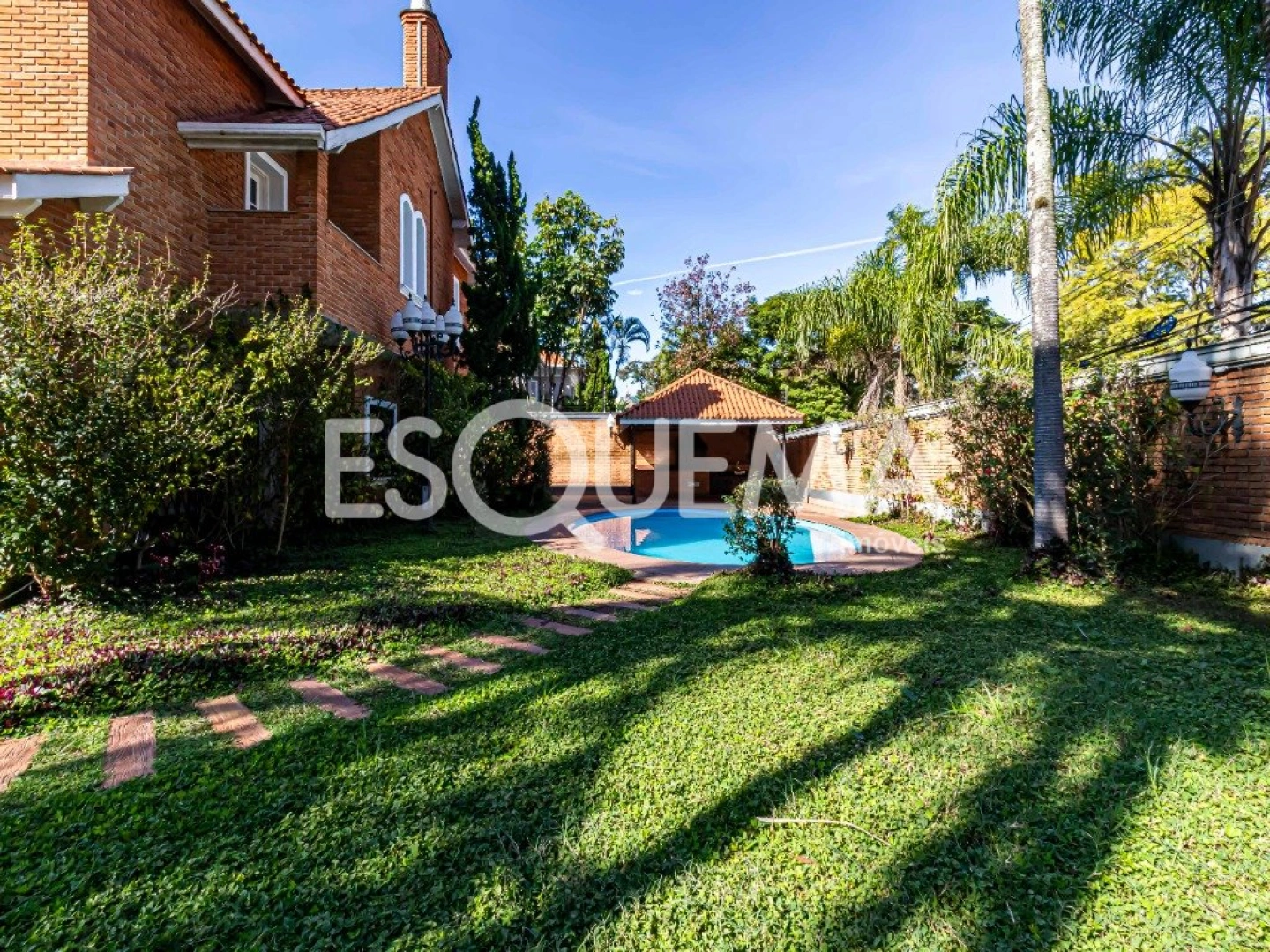 Casa com arquitetura contemporânea no Jardim América - Imagem 13