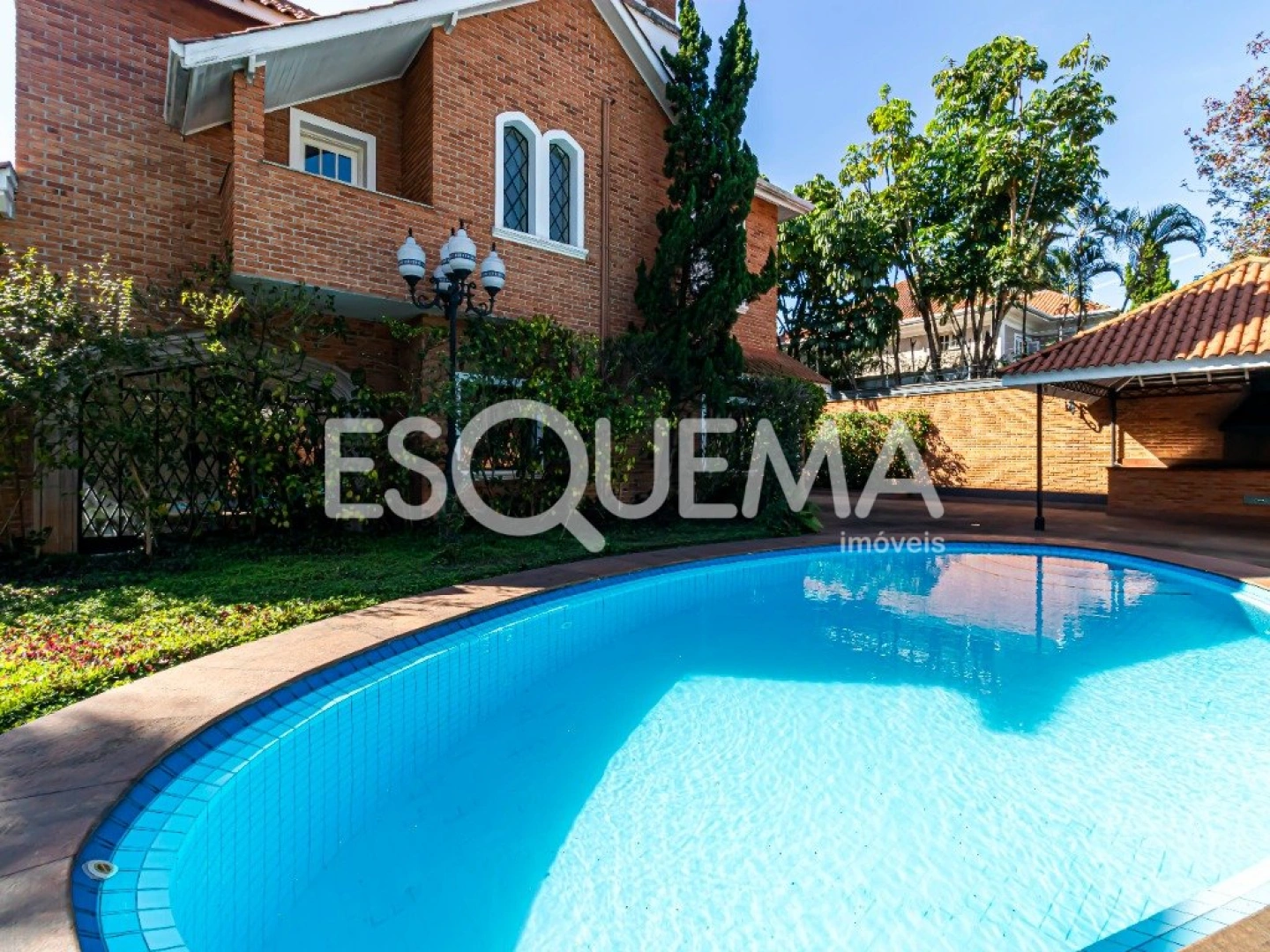Casa com arquitetura contemporânea no Jardim América - Imagem 14
